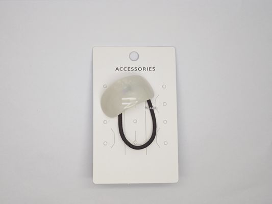 Gravatinho de cabelo branco acrílico usado em várias ocasiões