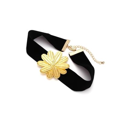 Colar de madeira de várias comprimentos com acessório de flores metálicas e acabamento dourado