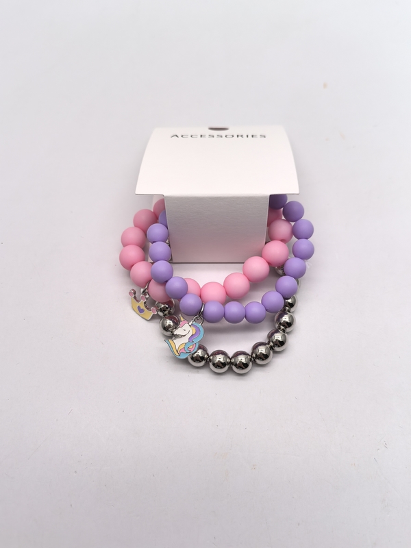 Pulseiras coloridas de plástico e zinco personalizam cores e desenhos